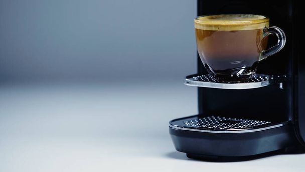 cafetière automatique avec tasse de café en verre sur gris - Photo, image