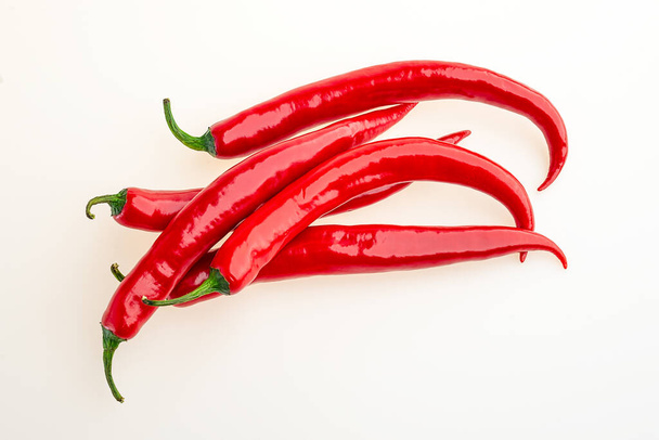 červená horká chilli paprika izolované na bílém pozadí - Fotografie, Obrázek