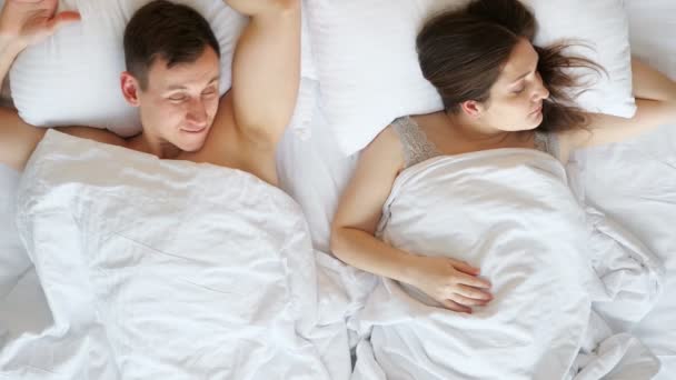 Mladý pár, který se ráno probudí, se na sebe usměje - Záběry, video
