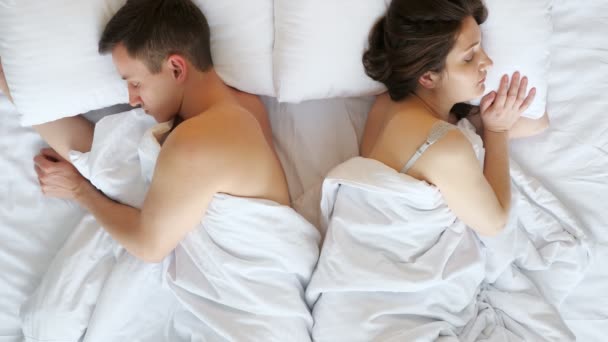 Mladý pár muž a žena spát odvracející se po hádce - Záběry, video