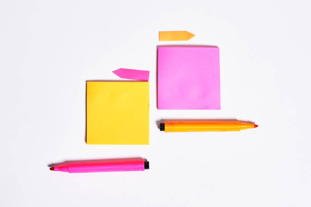 Χρωματισμένες αυτοκόλλητες σημειώσεις με χώρο αντιγραφής - Φωτογραφία, εικόνα