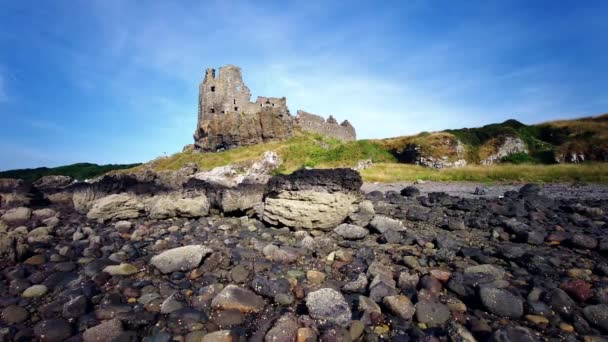 Залишки замку Данур 13-го століття на береговій лінії Ейр, Шотландія, Велика Британія. 22 липня 2021 року - Кадри, відео