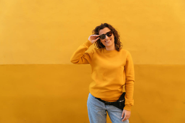 Stylish woman in sunglasses and sunglasses - Fotoğraf, Görsel