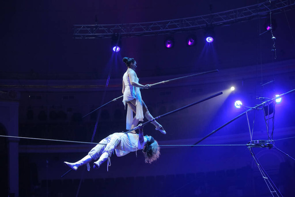 Minsk, Belarus - May 15, 2020: Equilibrists on the rope. Valery Svezhov and Ekaterina Makssimova. Circus. - Foto, afbeelding