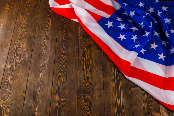drapeau américain froissé sur fond de surface en bois texturé plat - Photo, image