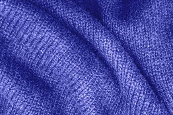 Vuoden väri 2022 pehmeä neulottu villapaita tekstuuri lähikuva. Vaaleanvioletti sininen abstrakti tausta - Valokuva, kuva
