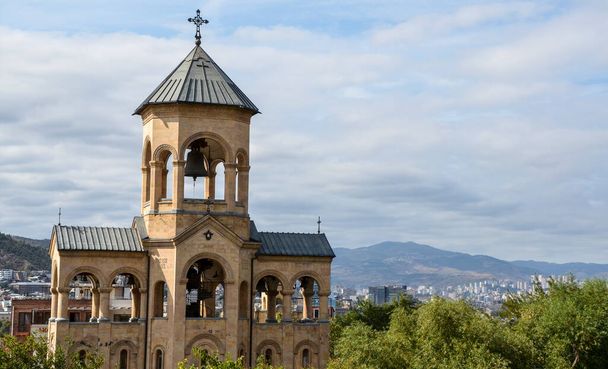 Zicht op kapel op de site van de Heilige Drie-eenheid kathedraal van Tbilisi ook bekend als Tsminda Sameba, grootste kerk orthodox in Georgië - Foto, afbeelding