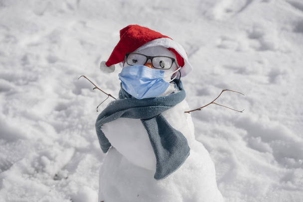 Lumiukko yllään lääketieteellinen kasvonsuojaimet - Valokuva, kuva