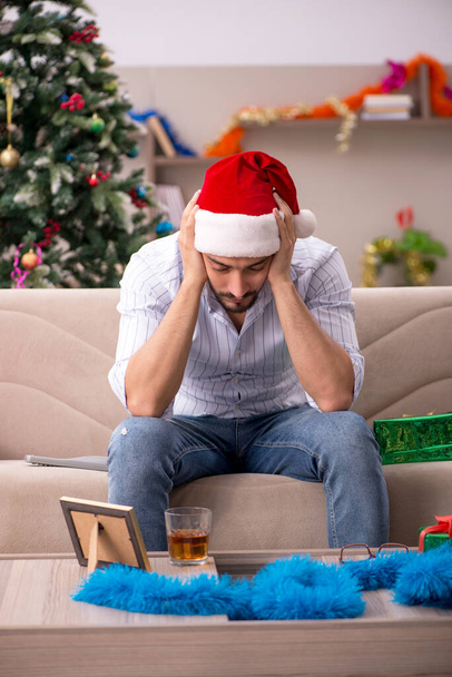 Young man celebrating Christmas at home alone - Foto, Imagem
