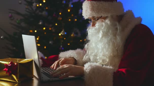 De Kerstman typt een brief op de computer.. - Video