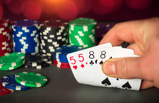 Karty pokerowe z kombinacją dwóch par. Zbliżenie gracza strony trwa karty do gry w pokera clu - Zdjęcie, obraz