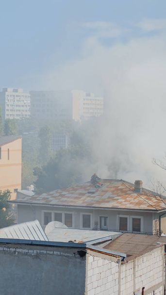 Пожарные на платформе ждут, чтобы подняться на крышу дома - Фото, изображение