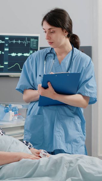 Lékařská asistentka mluvit s nemocným pacientem na prohlídku - Fotografie, Obrázek