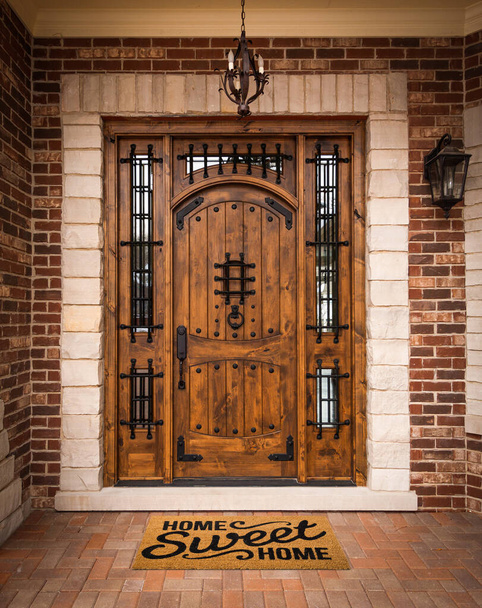 Home Sweet Home Welcome Mat At Custom Front Door of House. - Foto, immagini