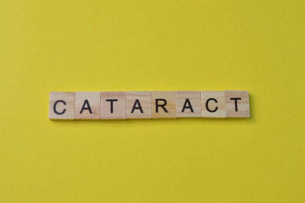 Holzquadratische Buchstaben mit dem Text CATARACT. Medizinisches Konzept. - Foto, Bild