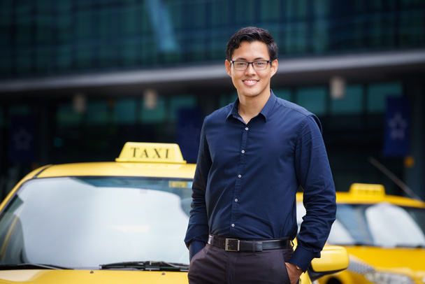 Retrato taxista sonrisa coche conducción feliz
 - Foto, imagen