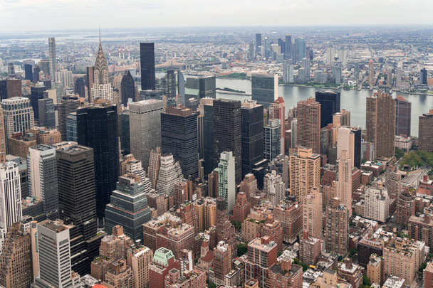 Aerial panoramic city view of Upper Manhattan area, the East Side, river and Brooklyn neighborhoods on horizon, New York city, USA. Iconic cityscape of building exteriors of NYC - Foto, Bild