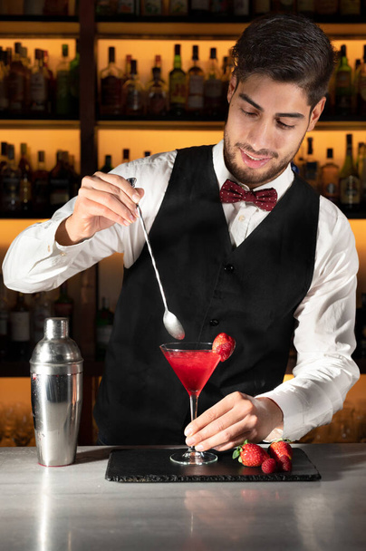 Young barman serving a cocktail at night club. - Foto, Imagen