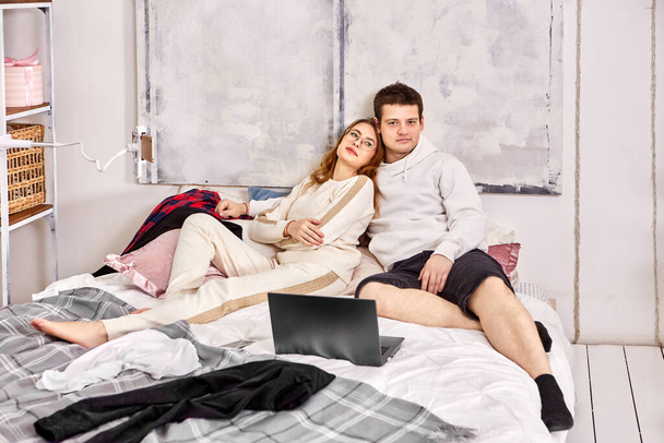 Working from home for young married couple during coronavirus lockdown. - 写真・画像