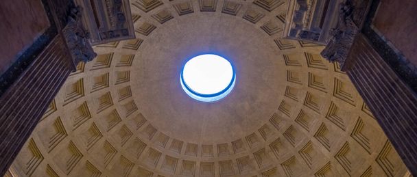 ROME, ITALIE - CIRCA AOÛT 2020 : Intérieur du temple du Panthéon. Détail du dôme. - Photo, image