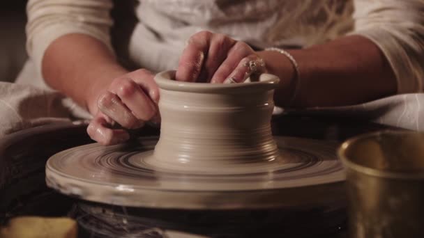 Atelier de poterie - mains féminines tirant l'argile en forme oblongue - Séquence, vidéo