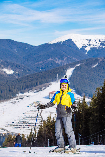 женщина в лыжном снаряжении на вершине холма. образ жизни
 - Фото, изображение