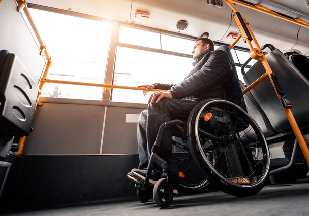 Άτομο με σωματική αναπηρία σε μέσα μαζικής μεταφοράς με προσβάσιμο κεκλιμένο επίπεδο. - Φωτογραφία, εικόνα