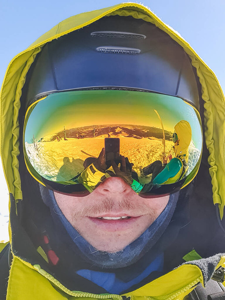 Selfie des Mannes Snowboarder blauer Himmel - Foto, Bild