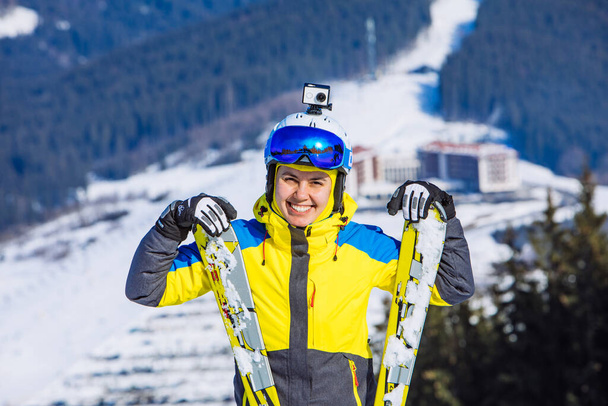 Nainen hiihtovälineissä kukkulan laella. elämäntapa
 - Valokuva, kuva