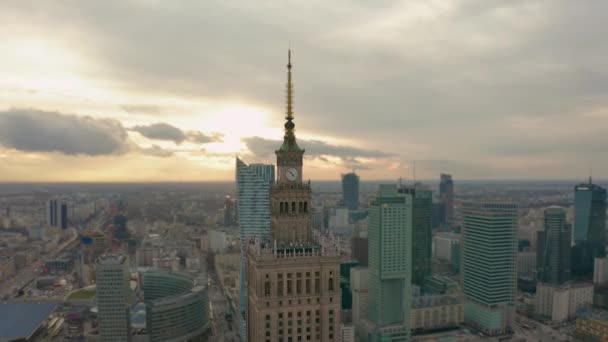 Vista aérea de uma torre de relógio do Palácio da Cultura e Ciência em Varsóvia, Polônia - Filmagem, Vídeo