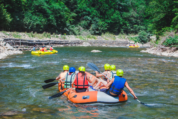 nafukovací raft extrémní sport na horské řece léto kopírovat prostor - Fotografie, Obrázek