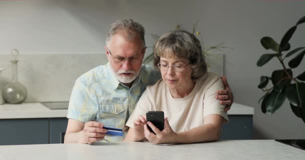 Bonding husband wife on pension using cellphone and credit card - Séquence, vidéo
