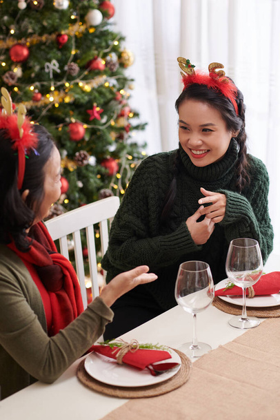 Επισκέπτες που μιλάνε στο Χριστουγεννιάτικο δείπνο - Φωτογραφία, εικόνα