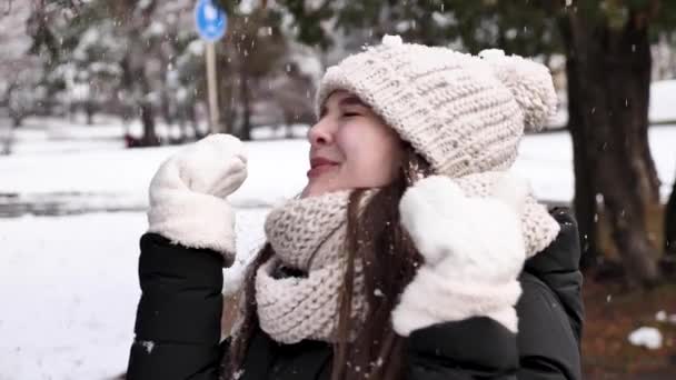 Szczęśliwa kobieta ciesząca się śniegiem zimą - Materiał filmowy, wideo