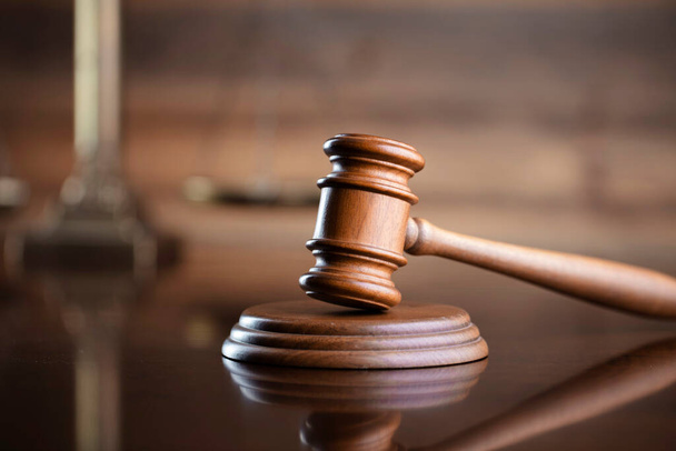 Yargıç ofisi. Hukuk ve adalet sembolleri: hakimler tokmak, ölçü ve heykel. - Fotoğraf, Görsel