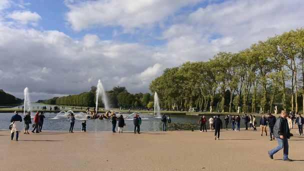 PARIS, FRANCE - Oct 01, 2019: The Versailles garden full of tourists in Paris, France - Zdjęcie, obraz