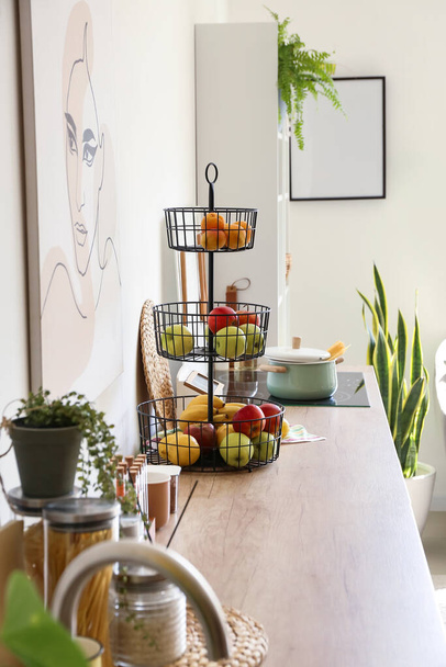 Modern mutfakta sağlıklı meyvelerle ayakta durun. - Fotoğraf, Görsel