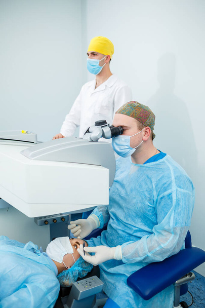 Laser-Sehkorrektur. Glaukom-Behandlung. Medizinische Technologien für die Augenchirurgie. Laser-Sehkorrektur. Glaukom-Behandlung. Medizinische Technologien für die Augenchirurgie. - Foto, Bild