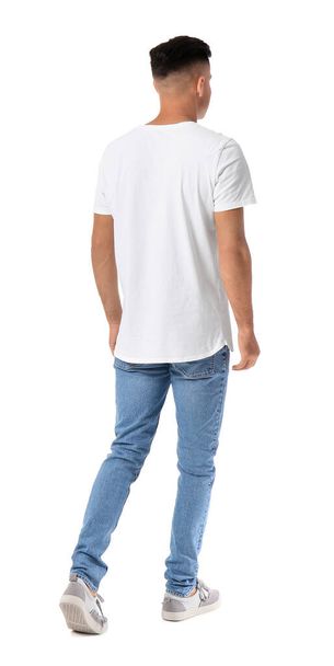 Guapo joven en elegante camiseta aislada en blanco, vista trasera - Foto, imagen