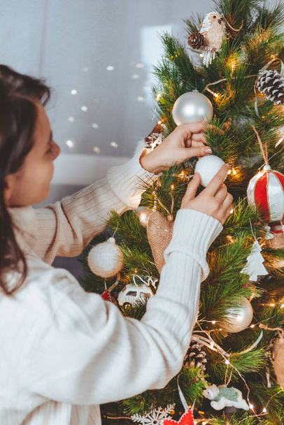 femme posant et décoration arbre de Noël - Photo, image