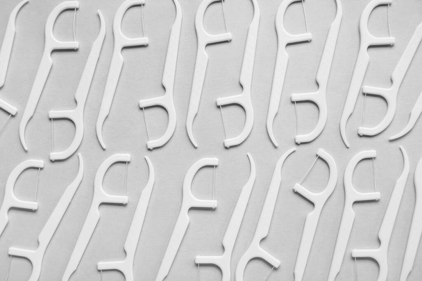 Palitos de dentes de floss no fundo claro - Foto, Imagem