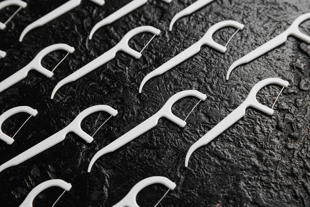 Οδοντογλυφίδες σε σκούρο φόντο - Φωτογραφία, εικόνα