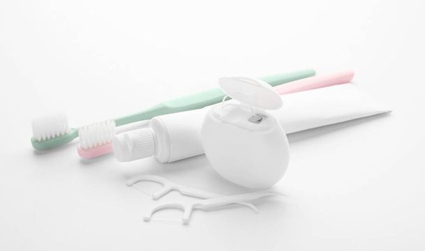 Zahnseide mit Zahnstochern und Bürsten auf weißem Hintergrund - Foto, Bild