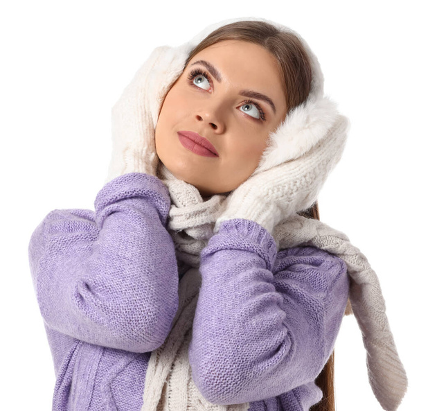 Krásná mladá žena v teplé zimní oblečení na bílém pozadí - Fotografie, Obrázek