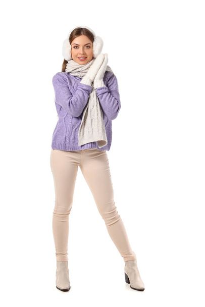 Kaunis nuori nainen lämpimissä talvivaatteissa valkoisella taustalla - Valokuva, kuva