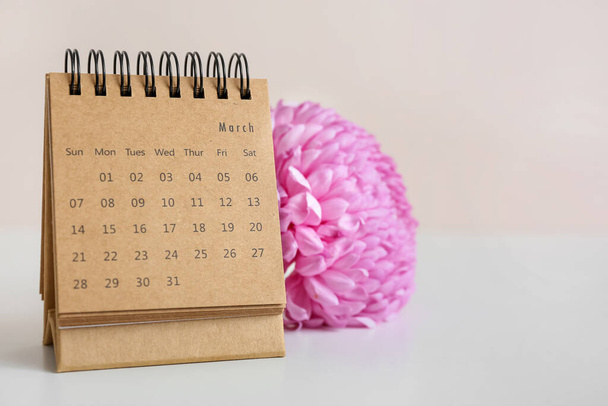 Calendario artigianale e bellissimo fiore di Peonia sul tavolo sullo sfondo chiaro - Foto, immagini