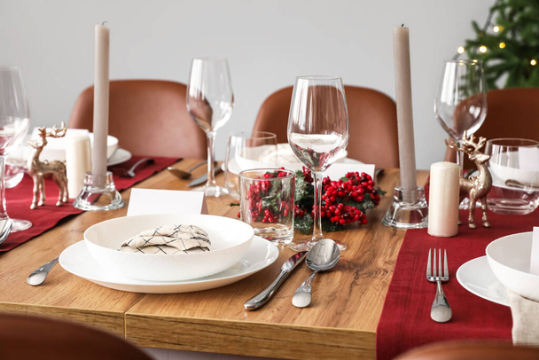 Juhlapöydän kattaminen joulujuhlaa varten ruokasalissa - Valokuva, kuva
