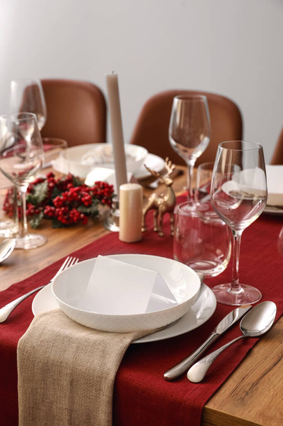Apparecchiatura di tavola festiva per celebrazione di Natale in sala da pranzo - Foto, immagini