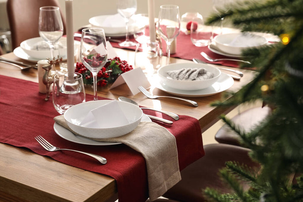 Feestelijke tafelschikking voor kerstviering in de eetkamer - Foto, afbeelding