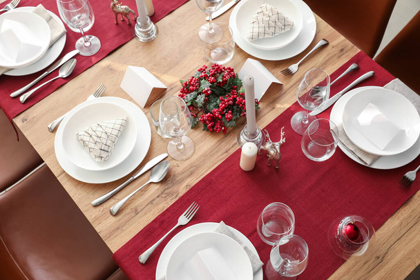 Feestelijke tafelschikking voor kerstviering in de eetkamer - Foto, afbeelding
